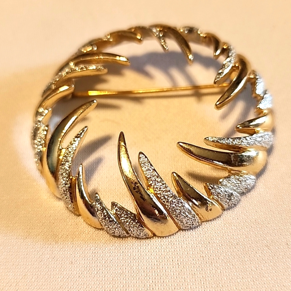 Vintage 1970's signed round "Fire and Ice" brooch
